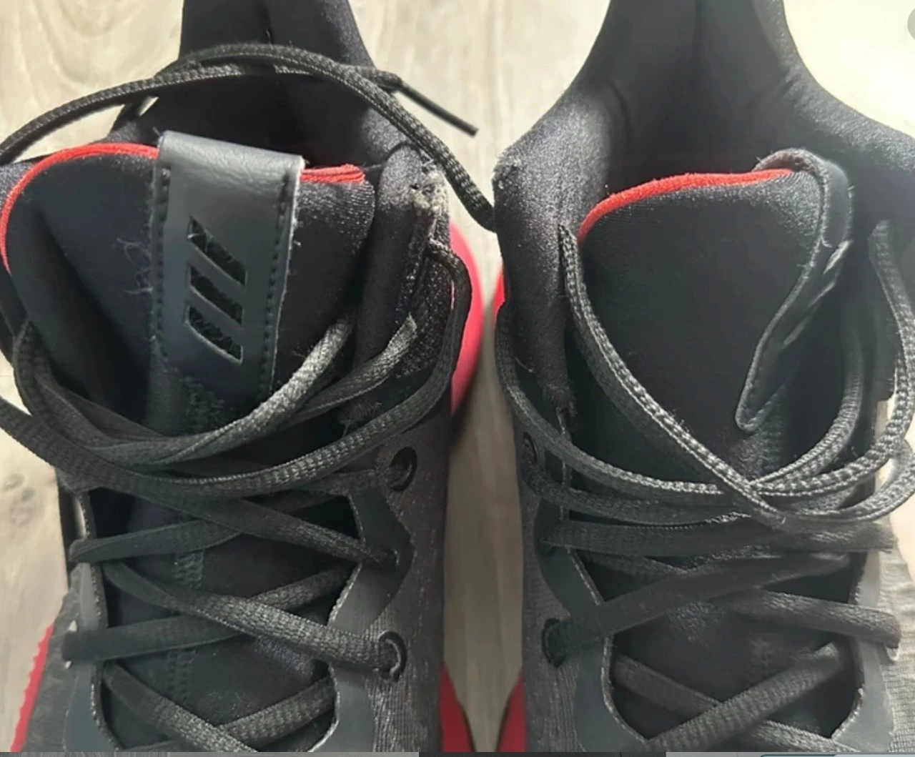 Par de zapatillas Adidas negras y rojas, zapatos para baloncesto Unisexe, deporte – photo 7
